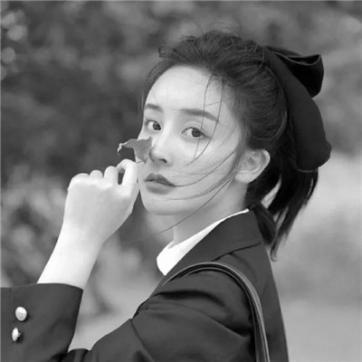 女生微信意境头像真人黑白