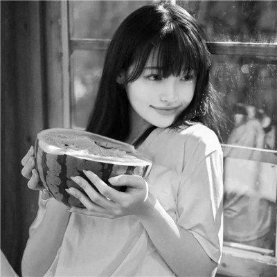 女生微信意境头像真人黑白