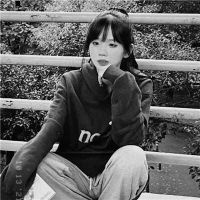 女生微信意境头像真人黑白