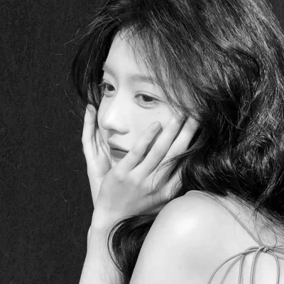 高颜值女生头像黑白真人