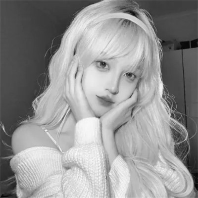 高颜值女生头像黑白真人
