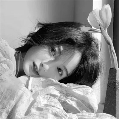 高颜值女生头像黑白真人