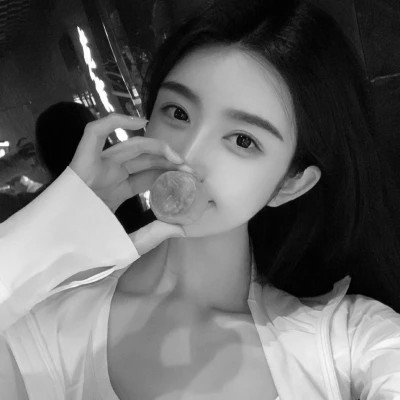 高颜值女生头像黑白真人