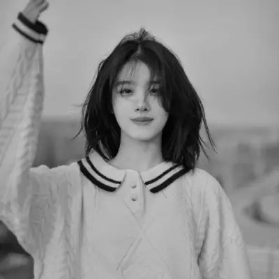 高颜值女生头像黑白真人