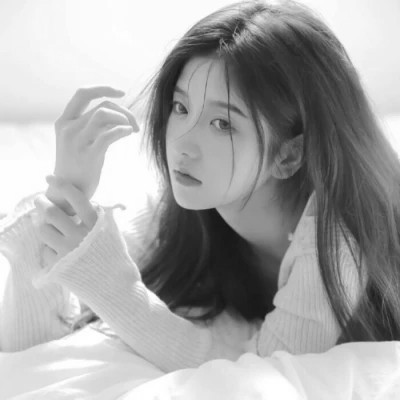 高颜值女生头像黑白真人