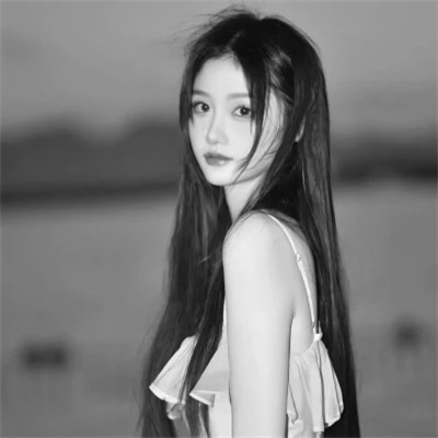 高颜值女生头像黑白真人
