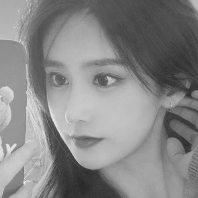高颜值女生头像黑白真人