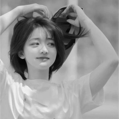 高颜值女生头像黑白真人