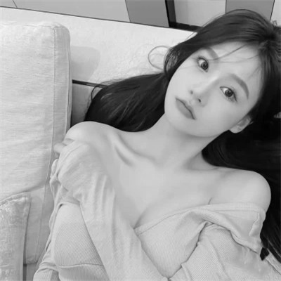 高颜值女生头像黑白真人
