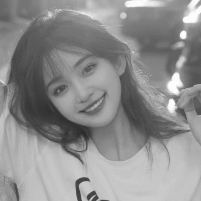 高颜值女生头像黑白真人