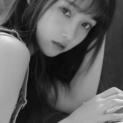 高颜值女生头像黑白真人
