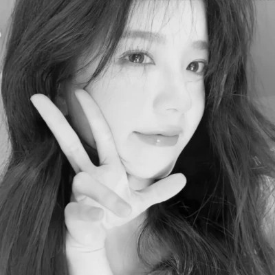 高颜值女生头像黑白真人