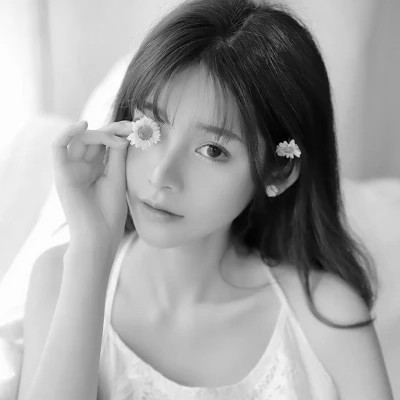 高颜值女生头像黑白真人