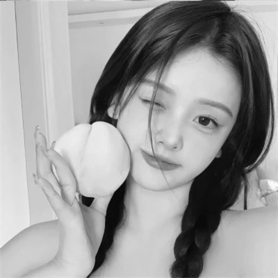 高颜值女生头像黑白真人