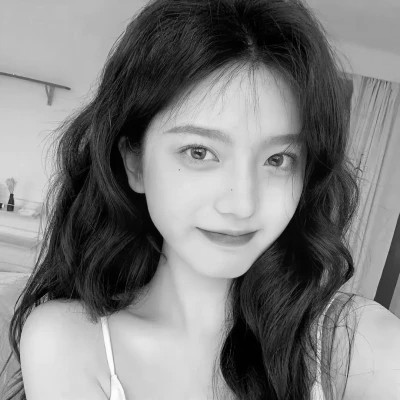 高颜值女生头像黑白真人