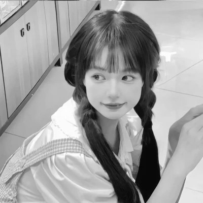 高颜值女生头像黑白真人