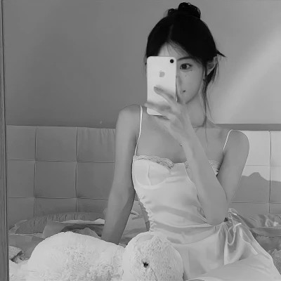 高颜值女生头像黑白真人