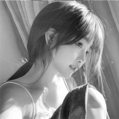 高颜值女生头像黑白真人