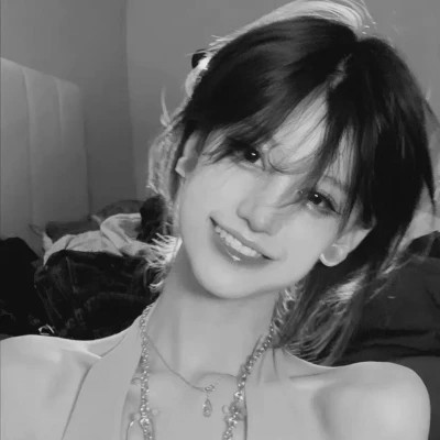 ins头像女生真人黑白
