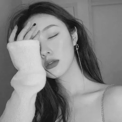 ins头像女生真人黑白