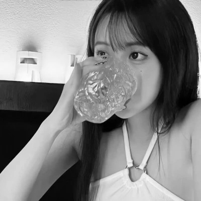 ins头像女生真人黑白