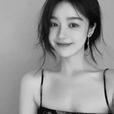 ins头像女生真人黑白