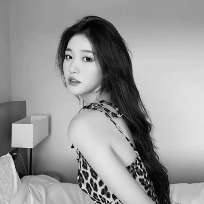 ins头像女生真人黑白
