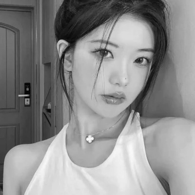 ins头像女生真人黑白