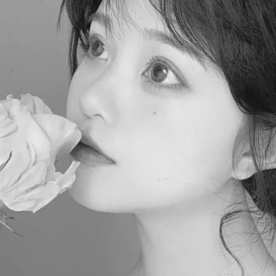 ins头像女生真人黑白