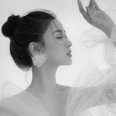 黑白头像美女图片