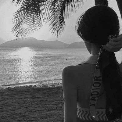 黑白头像美女图片