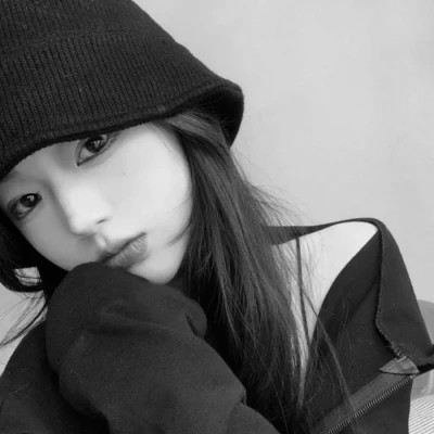 黑白头像美女图片