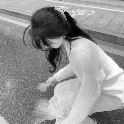 黑白头像美女图片