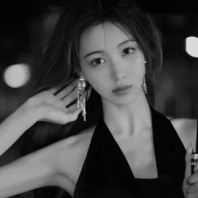 美女头像黑白图片气质