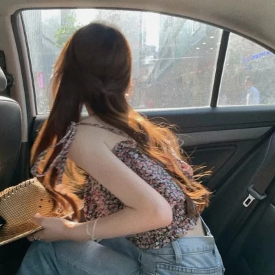 图片壁纸2025最火女生头像