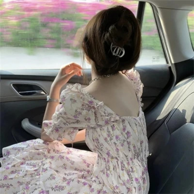 图片壁纸2025最火女生头像