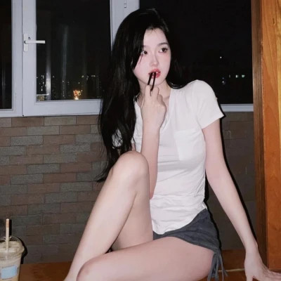 图片壁纸2025最火女生头像