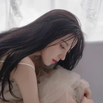 图片壁纸2025最火女生头像