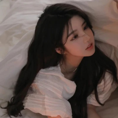 图片壁纸2025最火女生头像