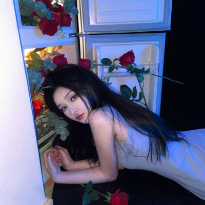 图片壁纸2025最火女生头像