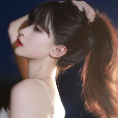 图片壁纸2025最火女生头像