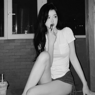 黑白现代美女头像