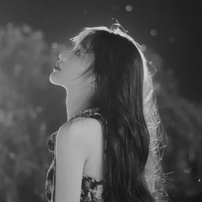高级感美女头像高清黑白