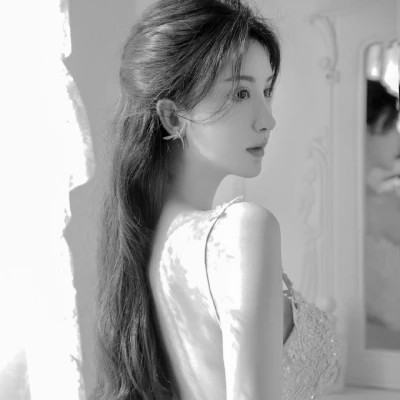 高级感美女头像高清黑白