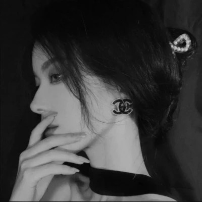 高级感美女头像高清黑白