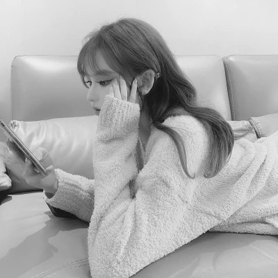 高级感美女头像高清黑白