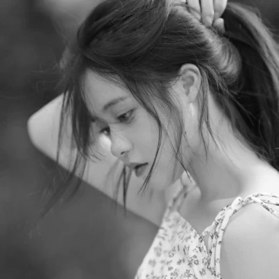 高级感美女头像高清黑白