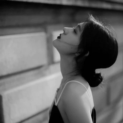 高级感美女头像高清黑白