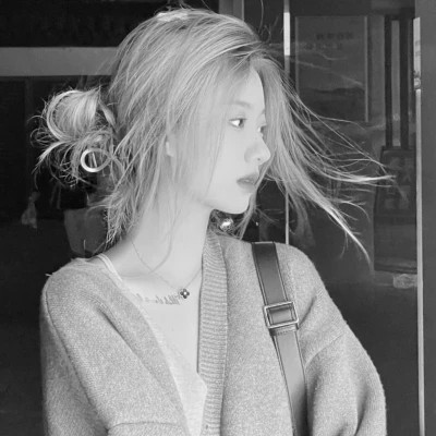 2025抖音最火的黑白头像女