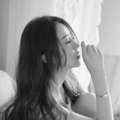 2025抖音最火的黑白头像女
